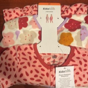 New 2pack sleepwear 2T girls pink flower style. Very adorable